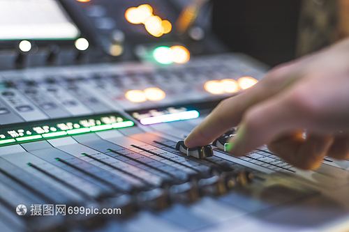 錄音室中的專業(yè)音樂制作 錄音制作工程師的藝術(shù)與科技